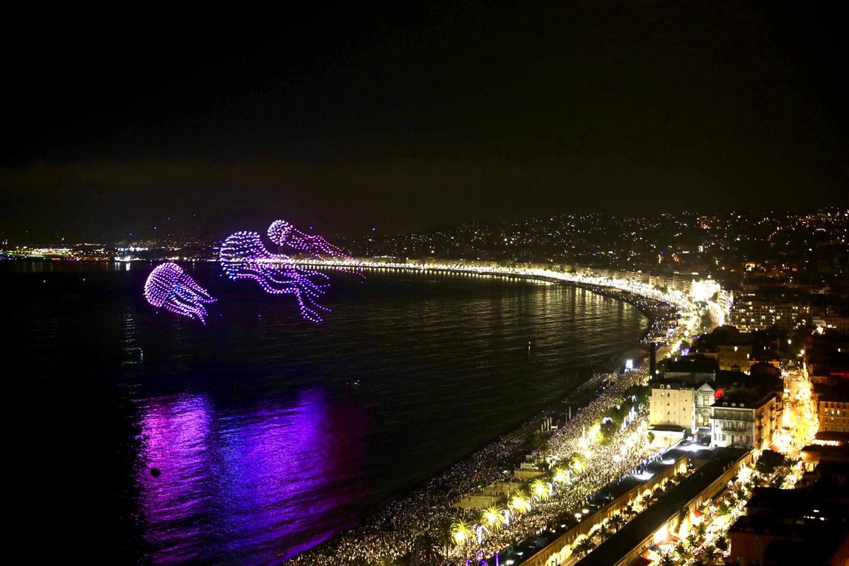 cestrosi's tweet photo. Le ciel de Nice brille aux couleurs de l’océan ! Un ballet inédit de 2 025 drones illumine notre Méditerranée, et Nice décroche un record d’Europe, sous les yeux des Niçois et du monde entier ! #UNOC3 https://t.co/voFAiyrc1l