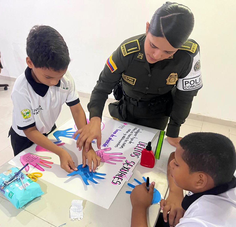 PoliciaDECOR's tweet photo. 🚨 La Policía Comunitaria de #Sahagún realiza charla preventiva con la #CívicaJuvenil sobre delitos sexuales.
✋Identifica qué conductas 'NO son normales' y denuncia ☎️ #Linea141 #Linea123 https://t.co/Cgd4gRqbzu