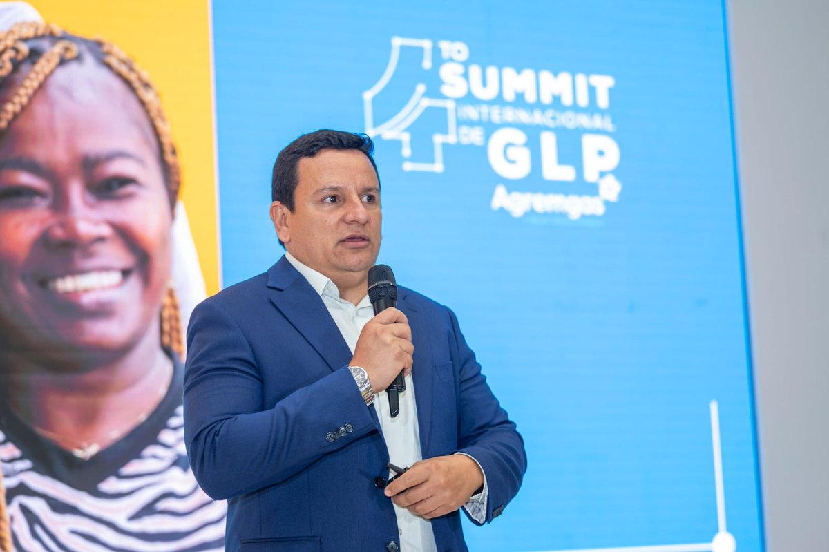 MinEnergiaCo's tweet photo. Nuestro jefe de la Oficina de Asuntos Regulatorios y Empresariales (OARE), @juanbedoya2005, participó en el Cuarto #SummitGLP en Barranquilla, organizado por @AgremgasG. Allí destacó el rol del Gas Licuado de Petróleo (GLP) como energético del país, subrayando que:

✅ El GLP, por su versatilidad y fácil transporte, permite llevar energía a la Colombia profunda, donde otras fuentes aún no son viables.

✅ Desde el @MinEnergiaCo, apalancamos programas de sustitución del uso de la leña y carbón para superar la barrera de pobreza energética y mejorar la calidad de vida de las y los usuarios.

✅ Trabajamos para asegurar el abastecimiento, la confiabilidad y la continuidad de la cadena de suministro.