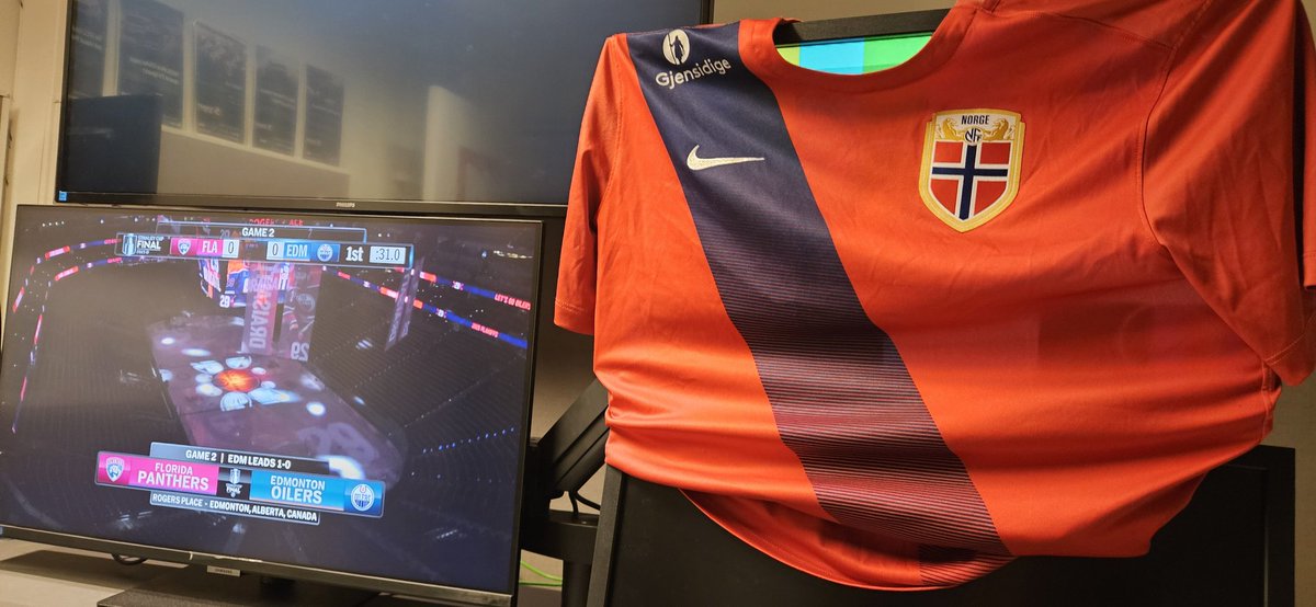 Petter Tenstad (@pettertenstad) on Twitter photo Heia Norge!
Håper folk tar seg noen glass nå og skrur på TV3+/<a href="/ViaplaySport/">Viaplay Sport (NO)</a> kl 02.00 for kamp 2 av Stanley Cup-finalene!
Jeg håper jeg er tørr etter sykkelturen fra Ullevål til studio! Heia Norge!
Håper folk tar seg noen glass nå og skrur på TV3+/<a href="/ViaplaySport/">Viaplay Sport (NO)</a> kl 02.00 for kamp 2 av Stanley Cup-finalene!
Jeg håper jeg er tørr etter sykkelturen fra Ullevål til studio!