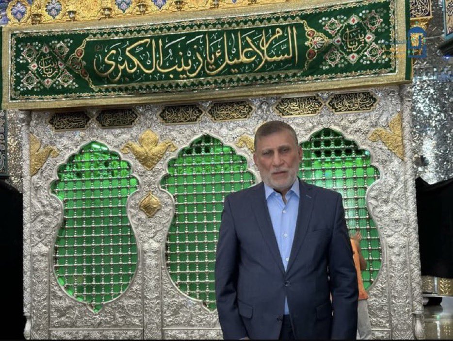 كيف يسمح النظام السوري الجديد لعنصر المخابرات السورية السابق عزة الشابندر بالتحرك بسهولة في ريف دمشق ؟
انه هنا في معبد زينب الوهمي بتغطية من سفارة عملاء ايران في العراق؟
ماذا يفعل بحق الجحيم؟