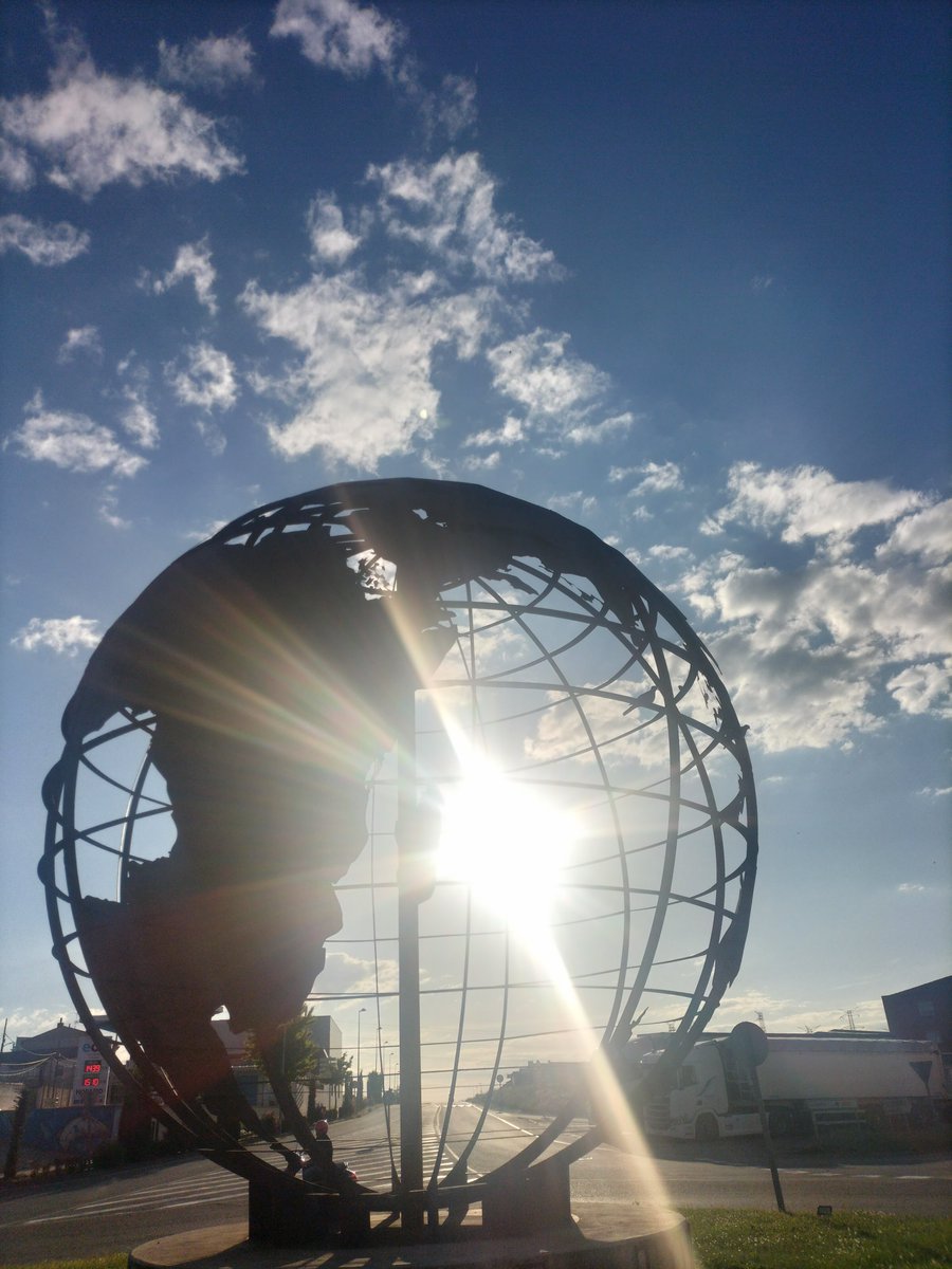 El 7 de junio de 1494 se firma  el Tratado de #Tordesillas entre los representantes de los Reyes Católicos y los de Juan II,por el que las Coronas de Castilla y Aragón se dividen  pacíficamente el Nuevo Mundo con Portugal respectivamente.

#CastillayLeónesvida #España #Portugal