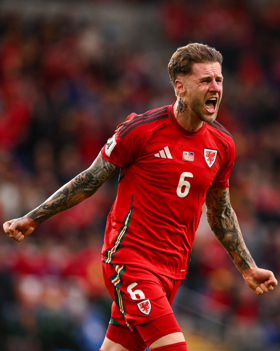 legendsofleeds's tweet photo. Joe Rodon carrying on for Wales where he left off for Leeds last season. Well done on your first international goal ⚽️ #lufc #leeds #leedsunited #leedsleedsleeds #lufcfans #leedsfans #lufccommunity #lufcfamily https://t.co/6Z4praZsMt