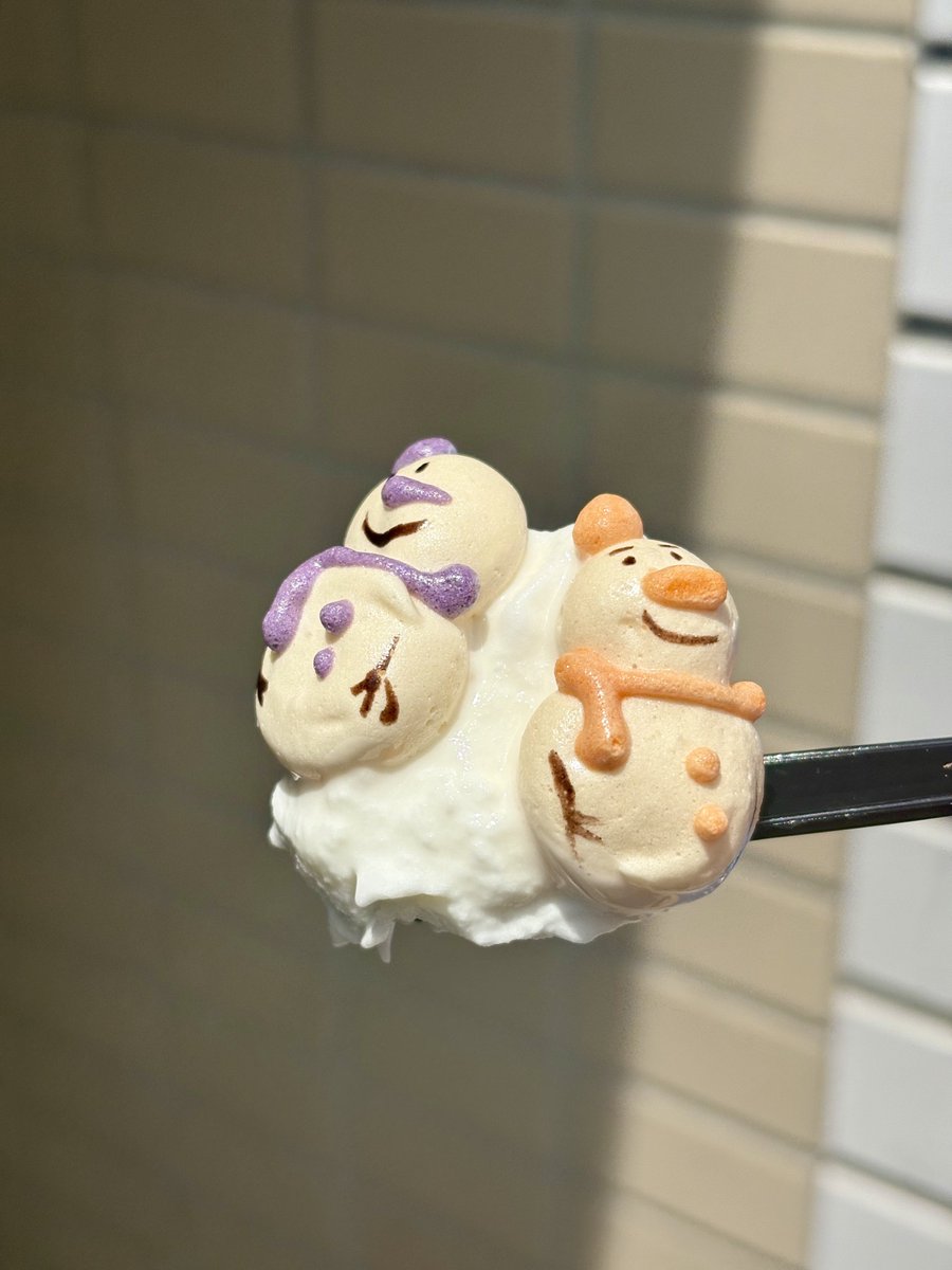千駄ヶ谷レティエさんのゆきだるまソフト⛄️🍦💕販売終了前に9つ全部のせ買えてよかった🥹超絶かわいいしお味も美味しくて幸せの味でした！国立公演を盛り上げる素敵な企画をありがとうございました🙏
#SnowMan #SnowManスタジアムライブ