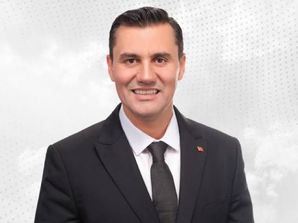 Manisa Büyükşehir Belediye Başkanımız Ferdi Zeyrek’in elektrik çarpması sonucu hastaneye kaldırıldığını ve yoğun bakımda tedavi gördüğünü üzülerek öğrendim. 

Kendisine geçmiş olsun dileklerimi iletiyor, acil şifalar diliyorum. 
Dualarımız seninle başkanım…🙏