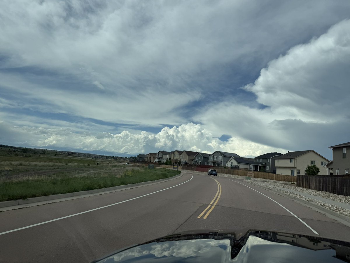 DawsonTempler's tweet photo. Colorado Springs 3:56 looking N ! Beautiful formation https://t.co/NwYP2JFlM8