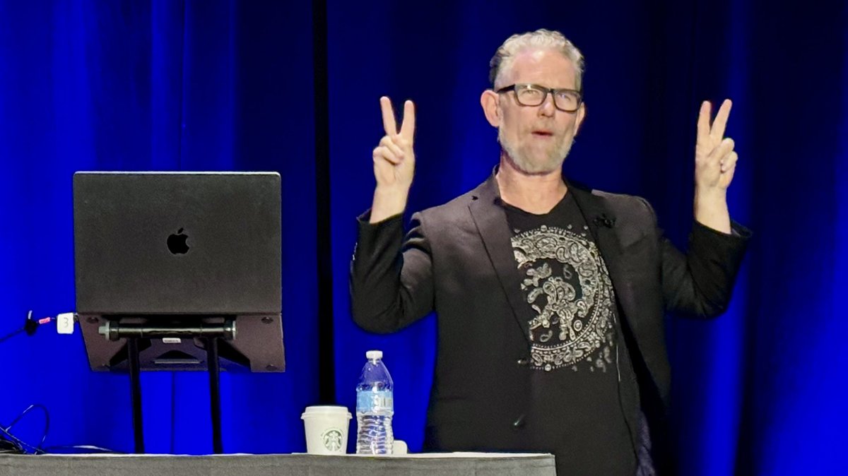 MondragonDesign's tweet photo. 'From Bland to Grand: Slide Design Makeovers in @powerpoint' with Mike Parkinson at @CreativeProWeek https://t.co/Y2xjNJcYzT