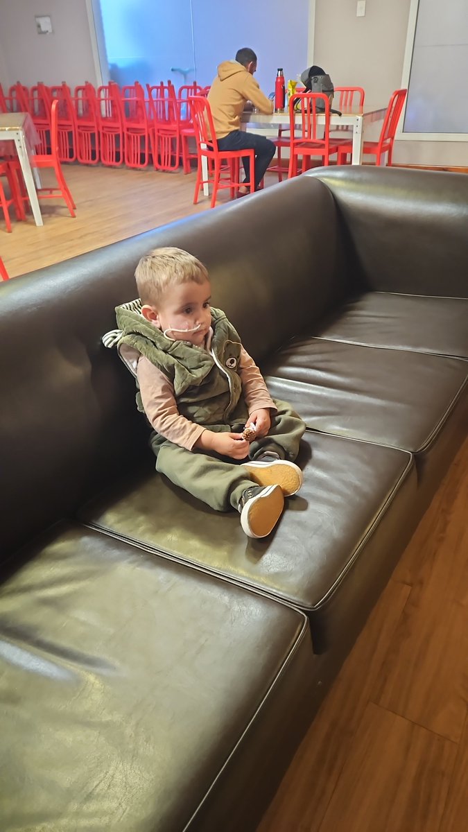 #UnRiñonParaHilarito 
#HilarioEspera 

El reposo del guerrero,solo ese cuerpito sabrá los padecimientos que viene sobrellevando.A pesar de todo:ternura,fuerza voluntad emanan manera permanente:lo hacen personita adorable, respetable.gracias Hila,gracias papis.EJEMPLO! Los amamos!