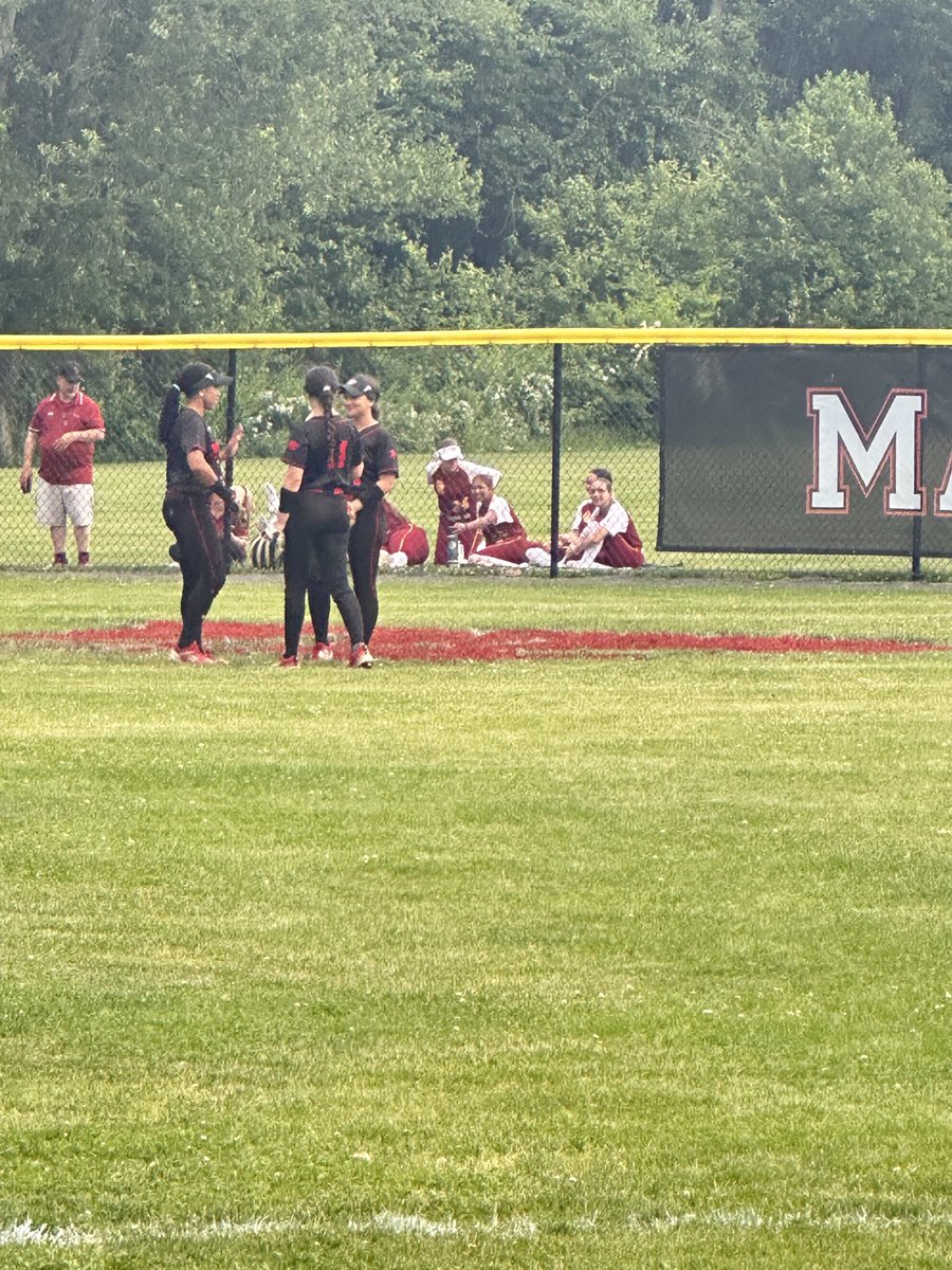 FanGaels's tweet image. St. Joe’s players scoping out their competition they’ll face in the semis. #ctsb