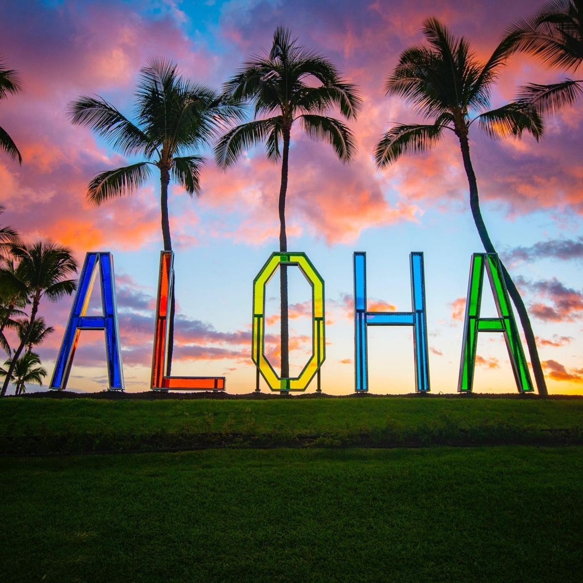 Happy Aloha Friday! Join us for our summer pool parties every Saturday 11am-3pm at our Kona pool! Live DJ &amp; food &amp; drink specials. See you there 😎 #hiltonwaikoloavillage #alohafriday