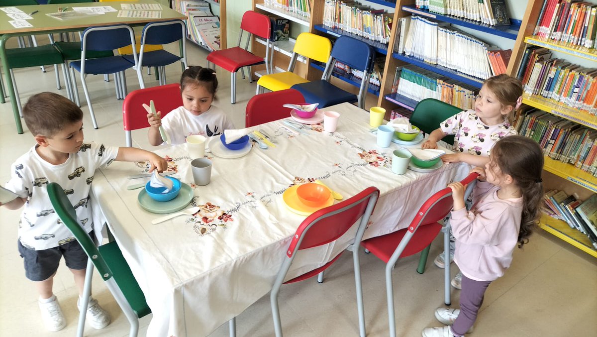 CEIP_PPicasso's tweet photo. Esta vez son los peques de 3 años los que han aprendido a realizar labores domésticas trabajando en equipo 🧼🧹.
#tareasdomésticasenlaescuela 
#ceippablopicasso https://t.co/ooJFJDYkRW