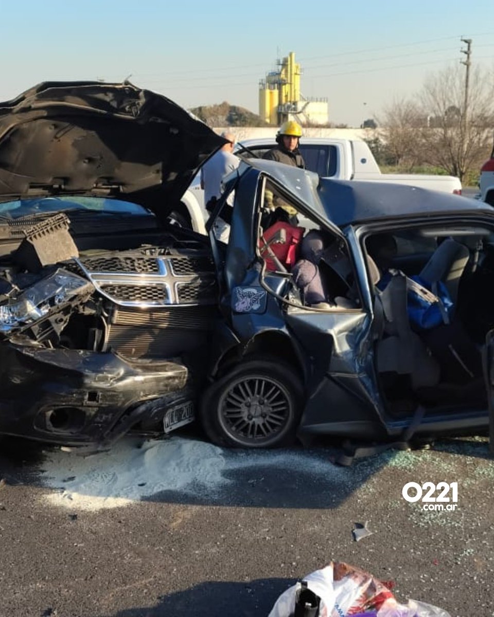0221comar's tweet image. CHOQUE MÚLTIPLE EN RUTA 2 🚨 Cuatro autos colisionaron este viernes a la altura del kilómetro 41, en la zona de #ElPato, cerca de #LaPlata. Tres personas, entre ellas una menor, quedaron atrapadas y fueron rescatadas por #Bomberos.

🚑 El siniestro ocurrió en sentido a #CABA y
