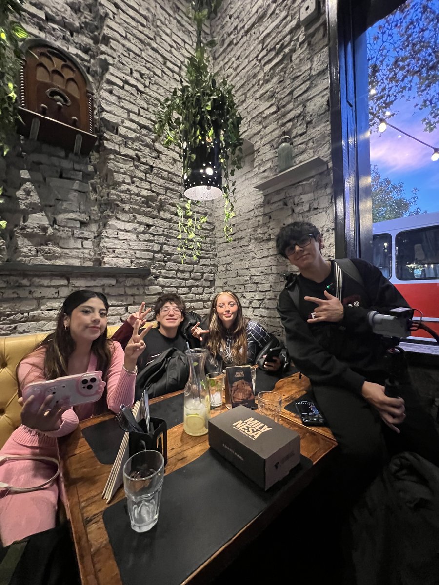BasherAgency's tweet photo. Acá de chill después de comer una milanesa en Argentina gracias a @KickEspanol 

¿Cuál será el próximo destino de @zully_tupro @KingGloglo @Emikukis y @TheDaarick28 ? https://t.co/2RGUKFDPAT