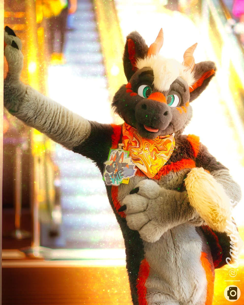 pov: you are meeting your NPC dragon friend in a video game from the late 2000’s with a very important quest and you’ve turned on bloom

#FursuitFriday
📸: CaroHoss
