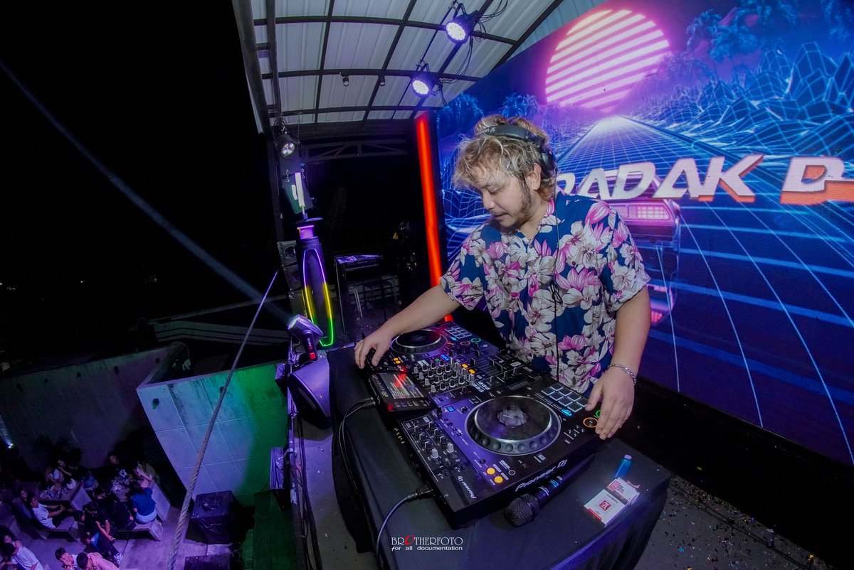 ANDIPSYCHO's tweet image. Apakah kalian percaya tentang proses dan bertumbuh? 

Saya orang yang percaya proses, bertumbuh dan fokus adalah kunci untuk mewujudkan mimpi kita.

Tidak hari ini, besok atau lusa pasti mimpi itu terwujud.
All Is Well, All Is Good 

#mendadakdj #dansatipis2