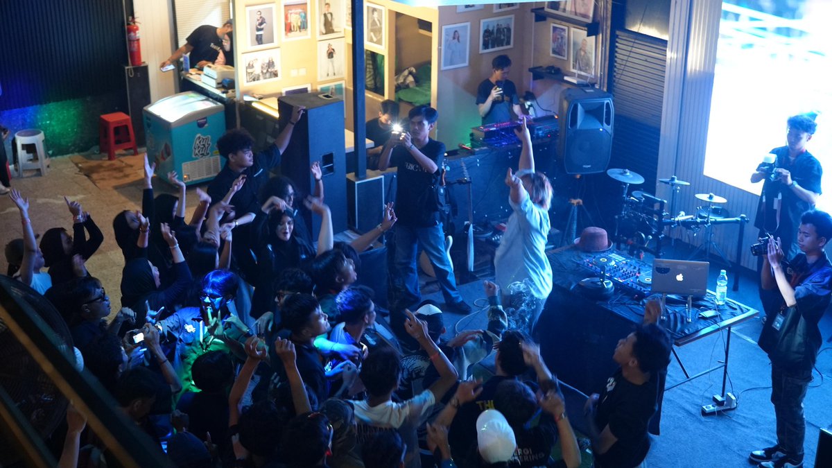 ANDIPSYCHO's tweet image. Apakah kalian percaya tentang proses dan bertumbuh? 

Saya orang yang percaya proses, bertumbuh dan fokus adalah kunci untuk mewujudkan mimpi kita.

Tidak hari ini, besok atau lusa pasti mimpi itu terwujud.
All Is Well, All Is Good 

#mendadakdj #dansatipis2