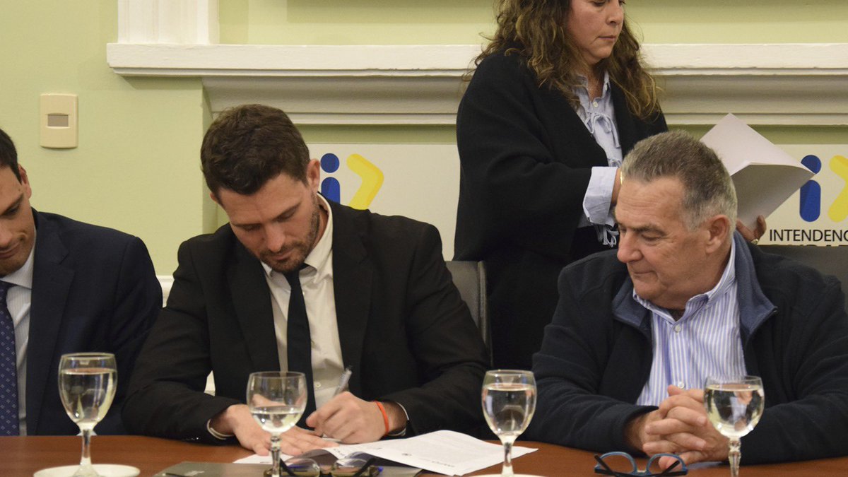 Miguel Lorenzoni Herrera (@miguelorenzoni) on Twitter photo Hoy firmamos con el Intendente de Durazno <a href="/CarmeloVidalin/">Carmelo Vidalin</a> el convenio para digitalizar por medio de la plataforma de <a href="/impouruguay/">impouruguay</a> toda la normativa departamental.
Trabajo articulado con la Dirección de Descentralización de <a href="/oppuruguay/">OPP Uruguay</a> a cargo de <a href="/jmarenasdiaz/">José Manuel Arenas</a> y el <a href="/el_BID/">Banco Interamericano de Desarrollo</a> Hoy firmamos con el Intendente de Durazno <a href="/CarmeloVidalin/">Carmelo Vidalin</a> el convenio para digitalizar por medio de la plataforma de <a href="/impouruguay/">impouruguay</a> toda la normativa departamental.
Trabajo articulado con la Dirección de Descentralización de <a href="/oppuruguay/">OPP Uruguay</a> a cargo de <a href="/jmarenasdiaz/">José Manuel Arenas</a> y el <a href="/el_BID/">Banco Interamericano de Desarrollo</a>