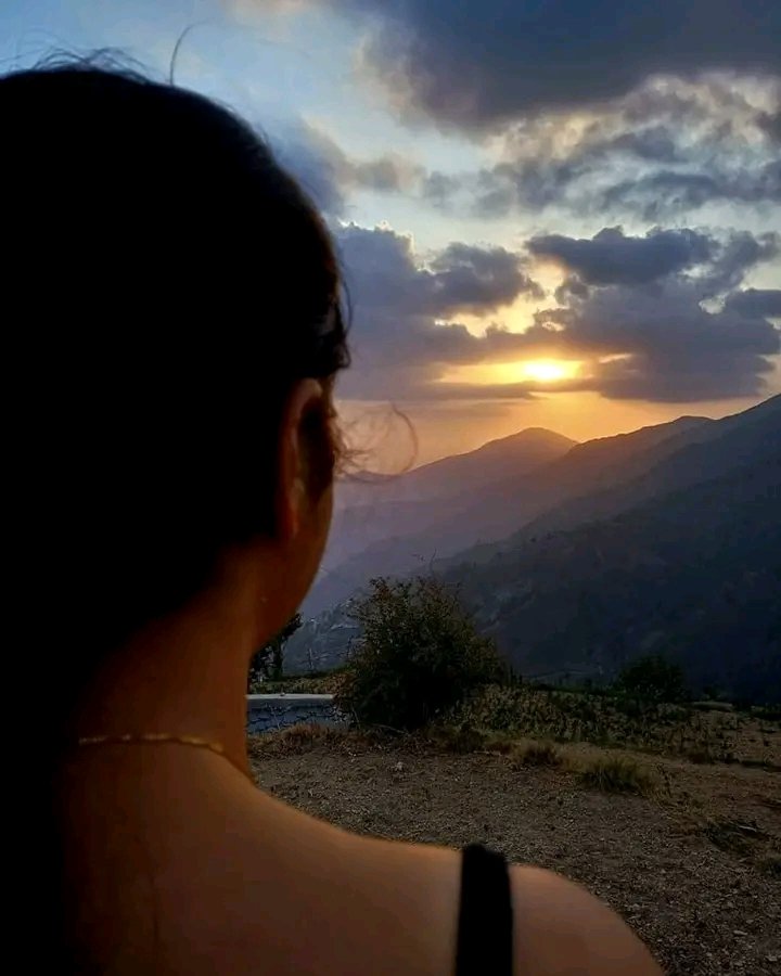 प्रेम होता है रोज़ घंटों बात करना, सुबह तक साथ मे जागना प्रेम होता है हफ्तो मे, महीने मे एक दफा  बस हाल-चाल पूछ लेना। प्रेम होता है उससे बात न करना। उससे शिकायते करना प्रेम होता है कोई शिकायत न करना भी। प्रेम होता है बिना कुछ लिखे बिना कुछ कहे बस केवल प्रेम करना भी। प्रेम होता है