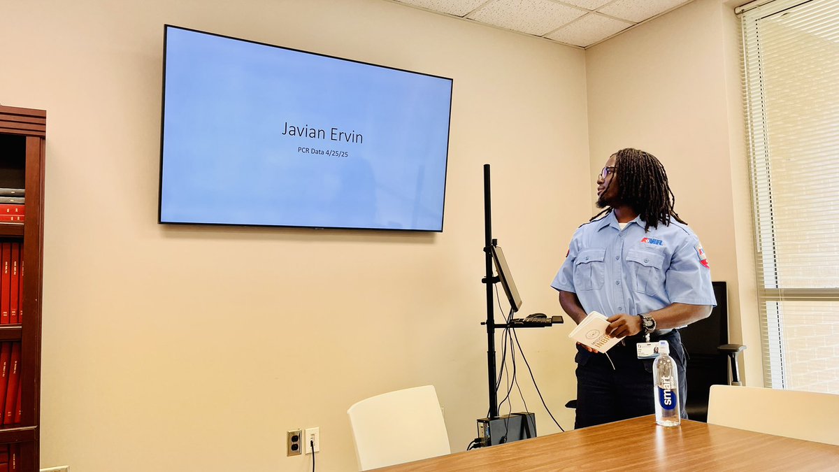 JorgeEVidal1's tweet image. Three of our “five” summer trainees are already presenting their progress! They’ve learned how to make mutations, perform PCR screening, and carry out phenotypic characterization, all in just a few weeks! They will be applying to graduate school (2) and medical specialty (1).