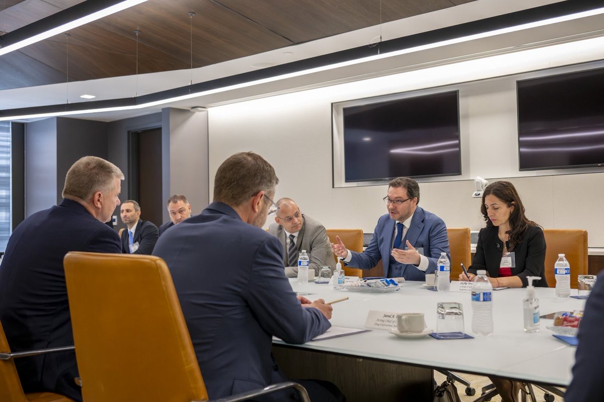 DanielMitov's tweet image. In Washington, I met with DEA Director Robert Murphy to deepen π§π¬βπΊπΈ cooperation in the fight against drugs & the deadly spread of fentanyl.
Together with π§π¬ police leaders, we shared strong results: 3x more drugs seized in early 2025 vs. the entire previous year. #DEA