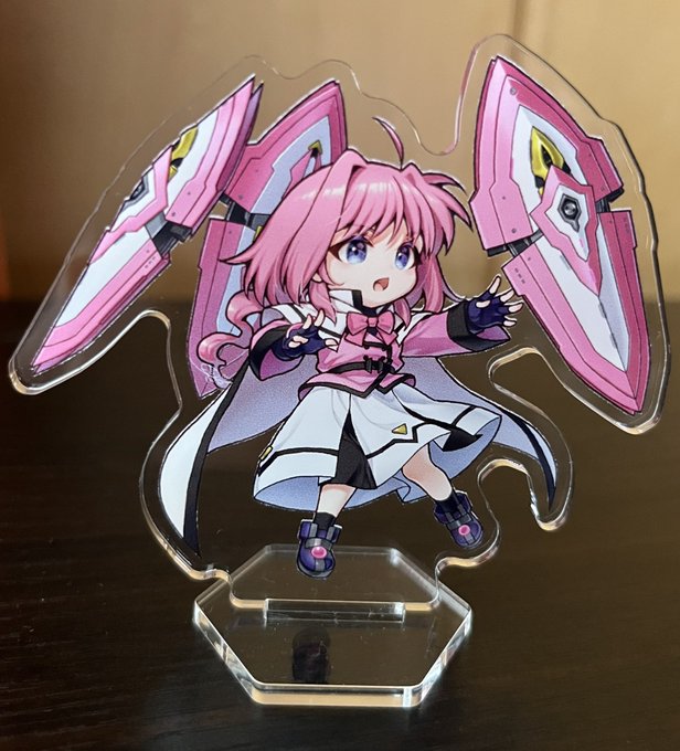 【お知らせ・注意喚起】
明日当サークルで頒布予定のアクリルスタンドですが、わたしの印刷指定ミスのため白版(印刷の下地)が絵から少しはみだしています。
お求めの際はサンプル等お見せいたしますので、よく確認していただきますよう、よろしくお願いします。
以下実物の画像添付します 