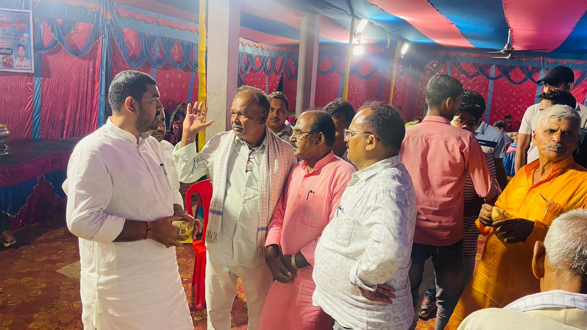 ajaykushwahavsl's tweet image. लालगंज विधानसभा क्षेत्र अंतर्गत करताहा बुजुर्ग ग्राम निवासी श्री प्रमोद सिंह जी की सुपुत्री के विवाह समारोह में सम्मिलित होकर वर-वधु को सुखमय, समृद्ध और मंगलमय वैवाहिक जीवन की हार्दिक शुभकामनाएं प्रेषित की।

#vaishalividhansabha #ajaykushwaha