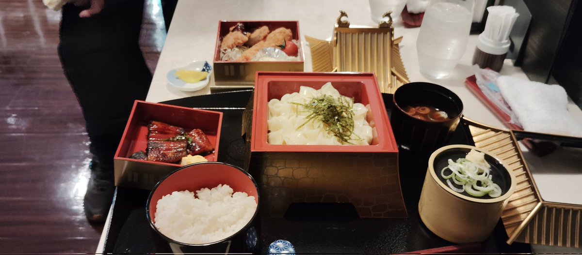 きょうの昼食は名古屋、有楽で御殿様ランチだ！
味噌カツ、きしめん、うなぎ、えびふりゃー 全部盛り
でもこれお子様ランチのようだ🤣