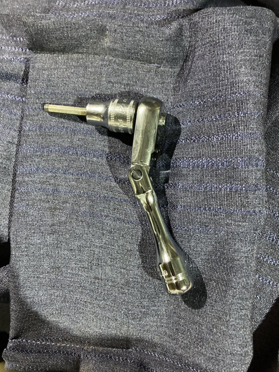 446strider's tweet photo. ネプロスのコンパクトショートフレックスラチェット9.5sq調子が良い。
早回しアダプターを付けなくても頭が小さいので直接指でソケットを回しやすい&amp;ガタが少ない。
フレックスなので細いネジをオーバートルクで締めすぎない様にフレックスさせて締めれる。 https://t.co/aSn1stHCbi