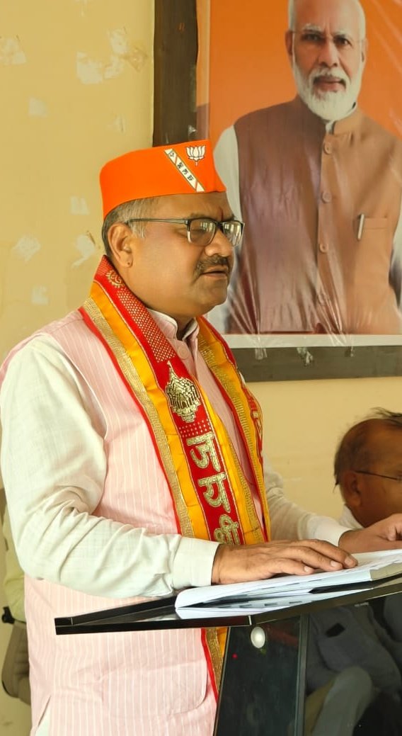 पथ का अंतिम लक्ष्य नहीं है, सिंहासन चढ़ते जाना।
सब समाज को लिए साथ में, आगे है बढ़ते जाना ।।
इतना आगे इतना आगे, जिसका कोई छोर नहीं।
जहां पूर्णता मर्यादा हो, सीमाओं की डोर नहीं।
सभी दिशाएं मिल जाती है, उस अनंत नभ को पाना ।