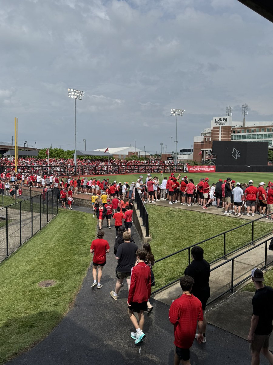502lance's tweet image. What a terrific scene at Jim Patterson today - I’d forgotten how electric the environment is for Super Regionals. One win away from another CWS! @LouisvilleBSB