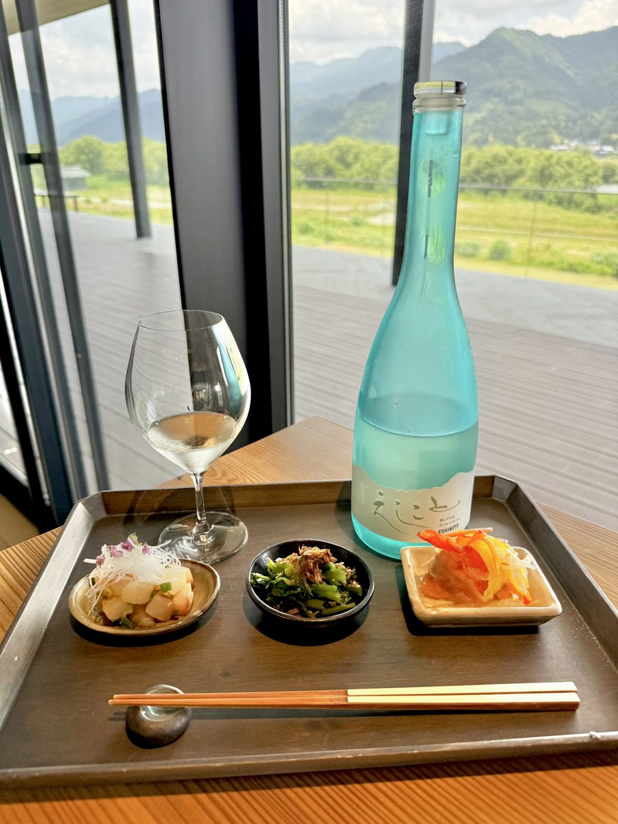 daihobby's tweet image. まだまだ #ESHIKOTO ‼️
売店やテイスティングカウンターの隣にあるレストランにてお酒とおつまみセットでまた素敵な景色に乾杯🍶

今度は五百万石の特別純米を。まろやかな甘みが第一印象。中盤からコクや旨みも感じられる。おつまみのヒラマサやクレソン、エスカベッシュも美味かった😋