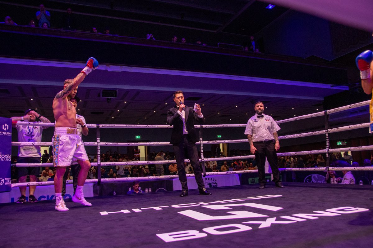 Hitching Boxing. tweet media