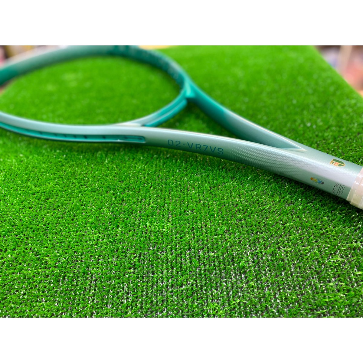 rsmickey1979's tweet photo. 【新商品情報】

YONEX ソフトテニス　ラケット
［VOLTRAGE7シリーズ］
入荷しました🎉

人気のボルトレイジシリーズから
“奪われる洗練された弾き”を
新たなコンセプトに据えバージョンアップした「新VOLTRAGE7シリーズ」が発売しました❣️

試打ラケットも貸し出し可能です🔥
お気軽にスタッフまで🏃‍♀️ https://t.co/S7mEdHmQPz