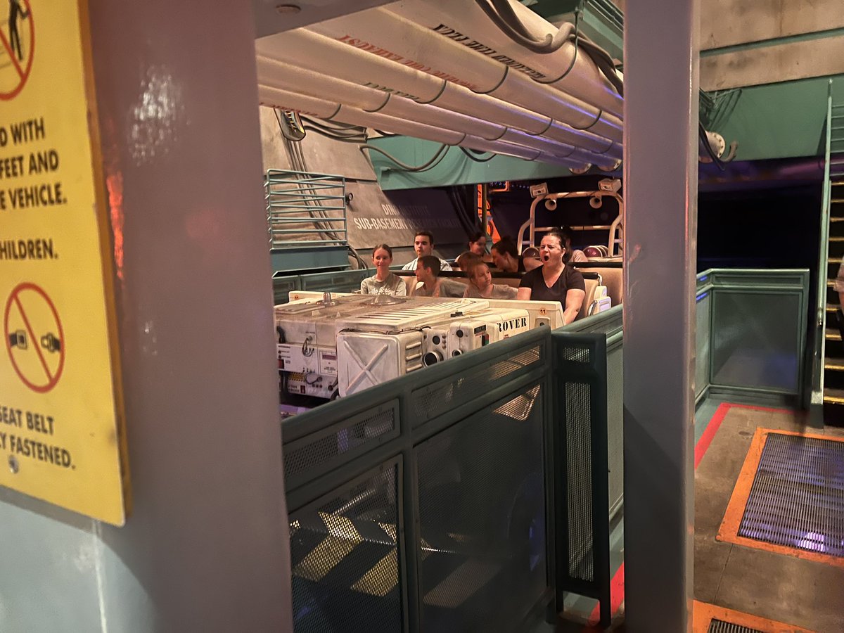 Publiusss's tweet photo. Dinosaur is sooooo good and it breaks my heart that this is gonna be the one and only time I’ll get to ride it. I wasn’t expecting it to be so intense. It throws you around way more than Indy (though I prefer Indy. sorry but you just can’t beat that big room) https://t.co/ZKxevkCKxq