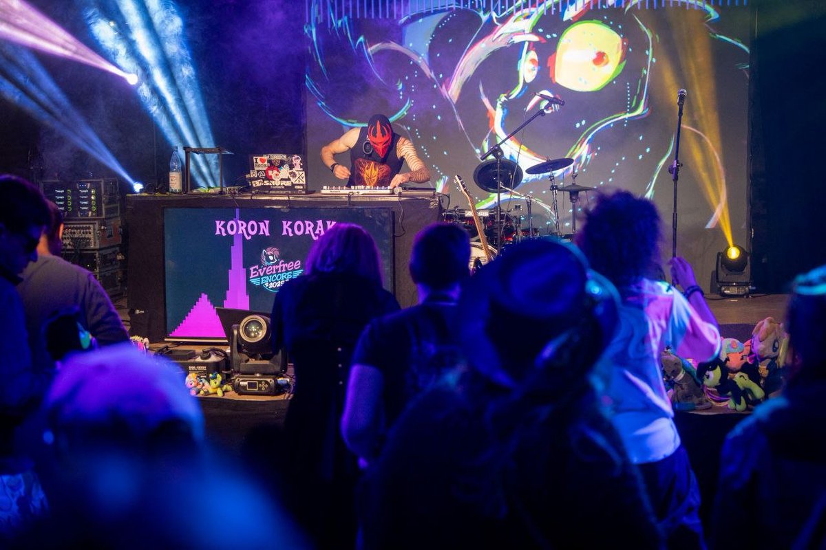 With Koron Korak's set coming to an end, we're approaching the final acts of the evening. Don't forget to give these last folks a very warm welcome, as DJ Shimmer_Light takes to the stage!