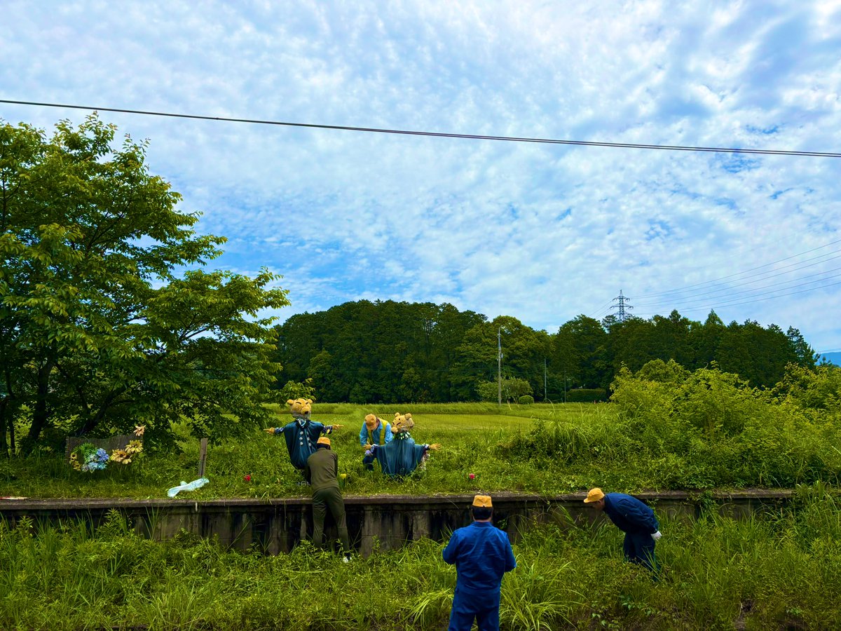 OHMI_railway's tweet image. おはコンです🦊

昨日、朝日野駅に設置しているかかしのまわりの草刈りを実施しました❗️

暑い中でしたがメンバーが頑張ってくれました♪

#みらいファクトリー #BB脱出プロジェクト