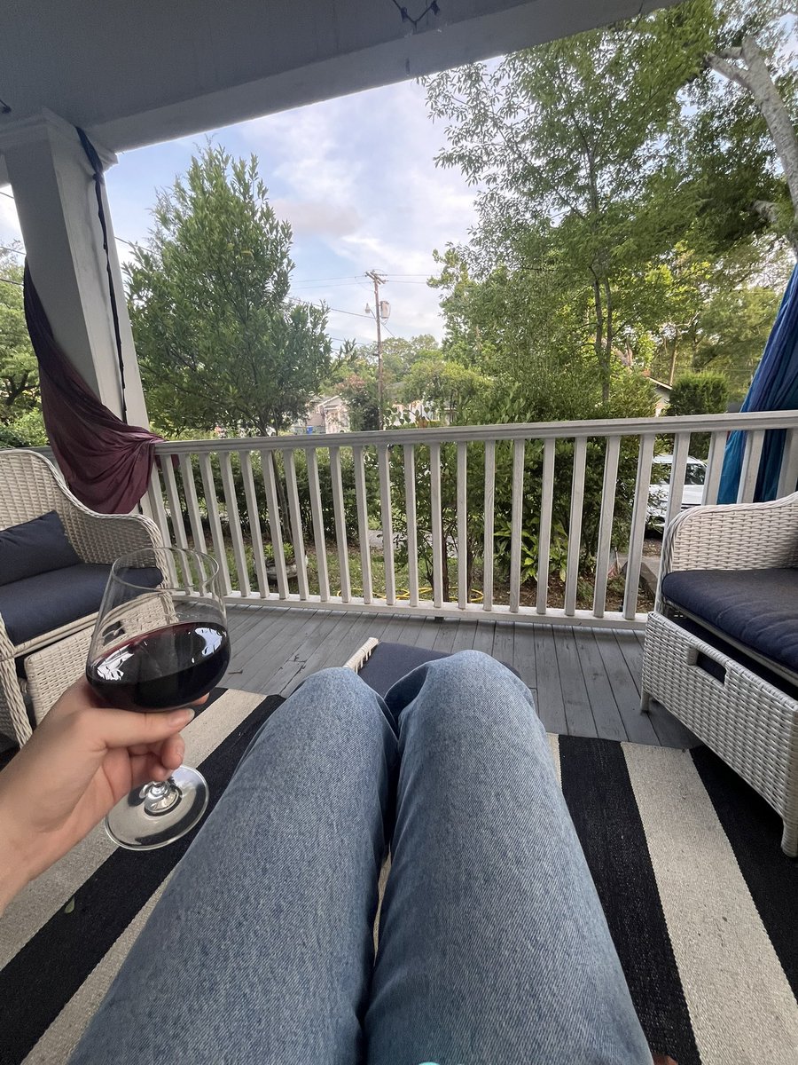 masterofqueefs's tweet image. perfect weather to miss my toxic ex❤️

i will text him after 2 more glasses😆