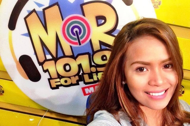 ABSCBNNews's tweet photo. โ17 YEARS ON AIR โ AND IโM STILL IN LOVE WITH RADIO ๐๏ธ๐ปโ
DJ Chacha looked back at her 17 years in the broadcast industry, which she now considers her โsecond home.โ
โThis journey has been one of joy, heartbreak, growth, and grace. Itโs shaped the woman I am today. And every moment behind the mic โ puyat man o walang boses โ has been worth it,โ she said.
Chacha was radio disc jockey on ABS-CBNโs former FM radio station MOR 101.9 Manila until 2020.
(๐ธ: DJ Chacha/Instagram)
Read: https://t.co/i0tm8uJONn