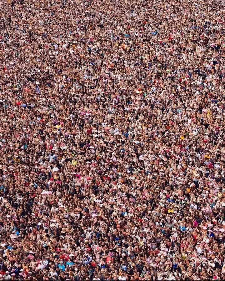 الدقة في كامرات المراقبة وصلت مرحلة مخيفة - من اغرب الصور التي ستصادفك . تعتقد انك لو كبرت الصورة لن ترى الوجوه بوضوح ؟ جرب . حتى لو ان هناك من معارفك ستتعرف عليه بسهوله . 😉