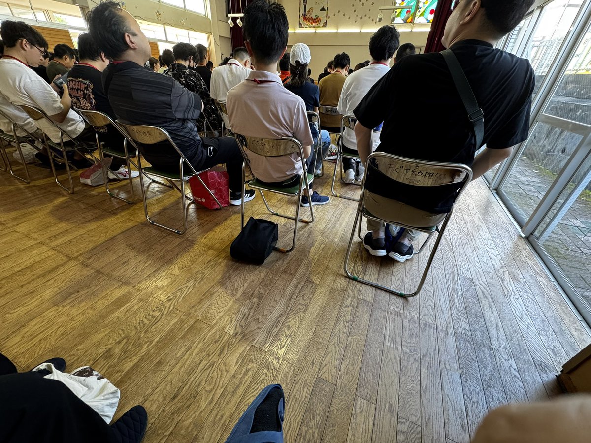 なぜか園長の話（軽く20分）を立って聞かされる幼稚園の父の日イベント、「話が始まった瞬間に一人だけ床に座ってiPhoneいじり始める」というムーブを一昨年かましたところ去年から椅子が用意されるようになった。お父さんたちに貢献した。