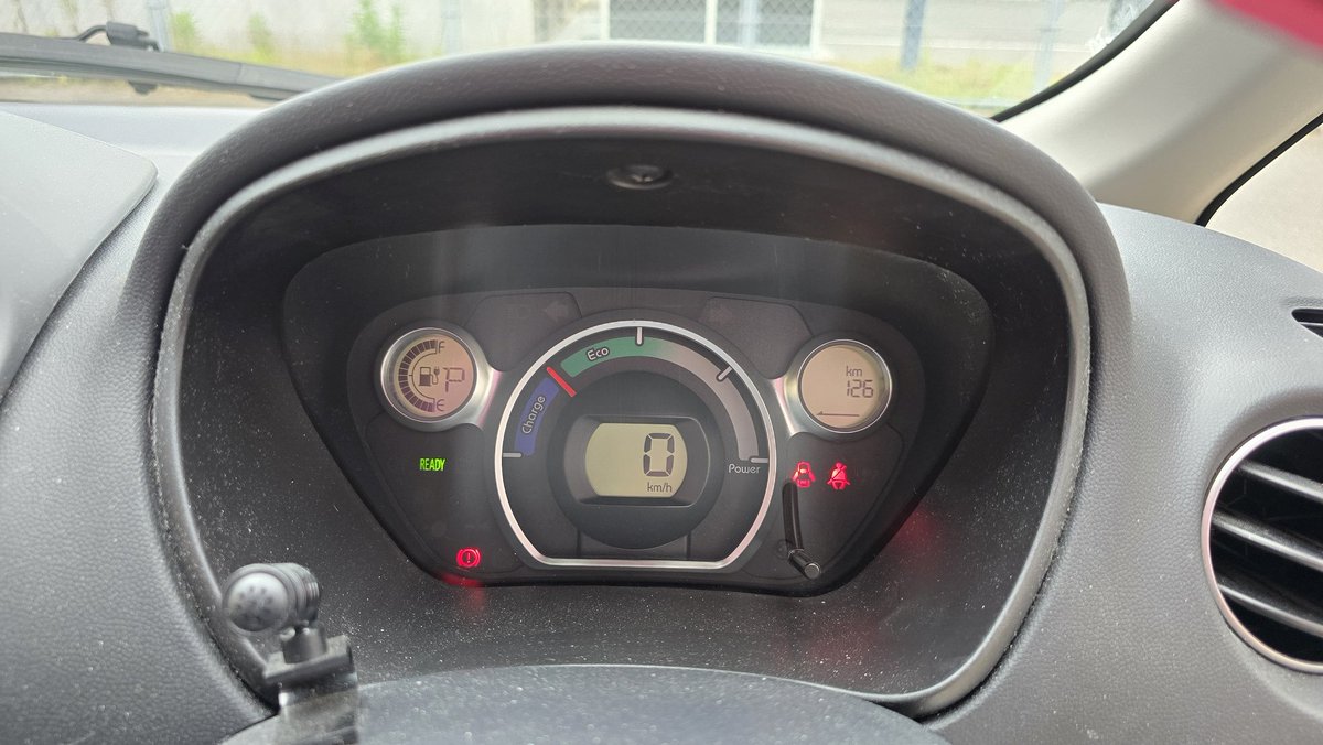 i-MiEV2号に乗り始めて
448日目【1年と2ヶ月と22日】
今日も元気に自宅充電⚡️
購入してから走行距離が
30,000km突破。
2年経つ頃には
90,000km超えそう。

航続距離 126km
購入してからの走行距離
29,382.8km→30,698.0km
累計走行距離 59,716km→61,031km