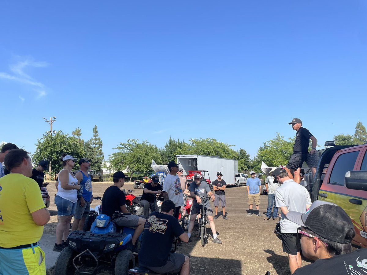 Drivers meeting!!

410 sprint cars bring in 19 cars
IMCA Sport Mod : 4
Hobby Stocks : 10

Cars on track at 5:45 pm