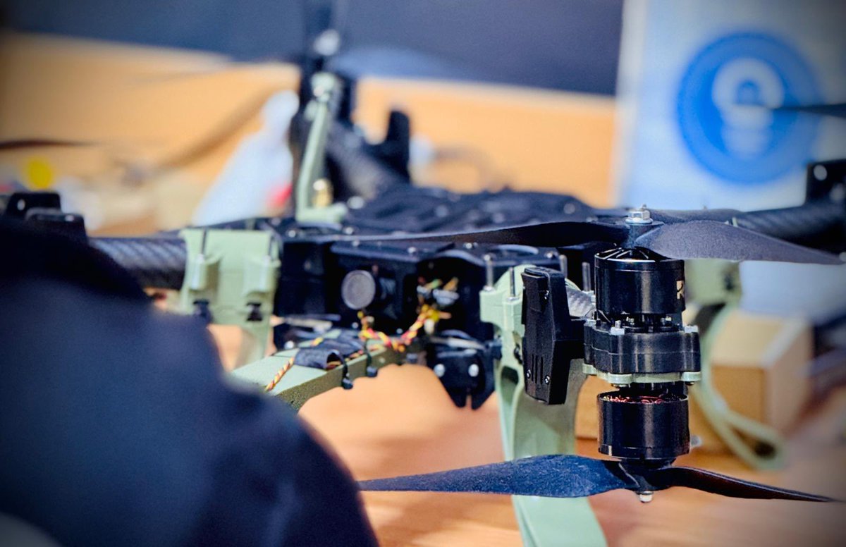 Gerade noch Telko mit <a href="/tnfaalpha/">TNF-Alpha</a> und dem deutsch - ukrainischen „Schwarze Witwe“ Entwickler Team, die auch noch zusammen saßen und ein Gläschen zusammen getrunken haben, ich mein erstes Glas Whisky seit Silvester, Ihr habt ein paar Leute wirklich glücklich gemacht. Danke! ❤️ 🇺🇦🫡