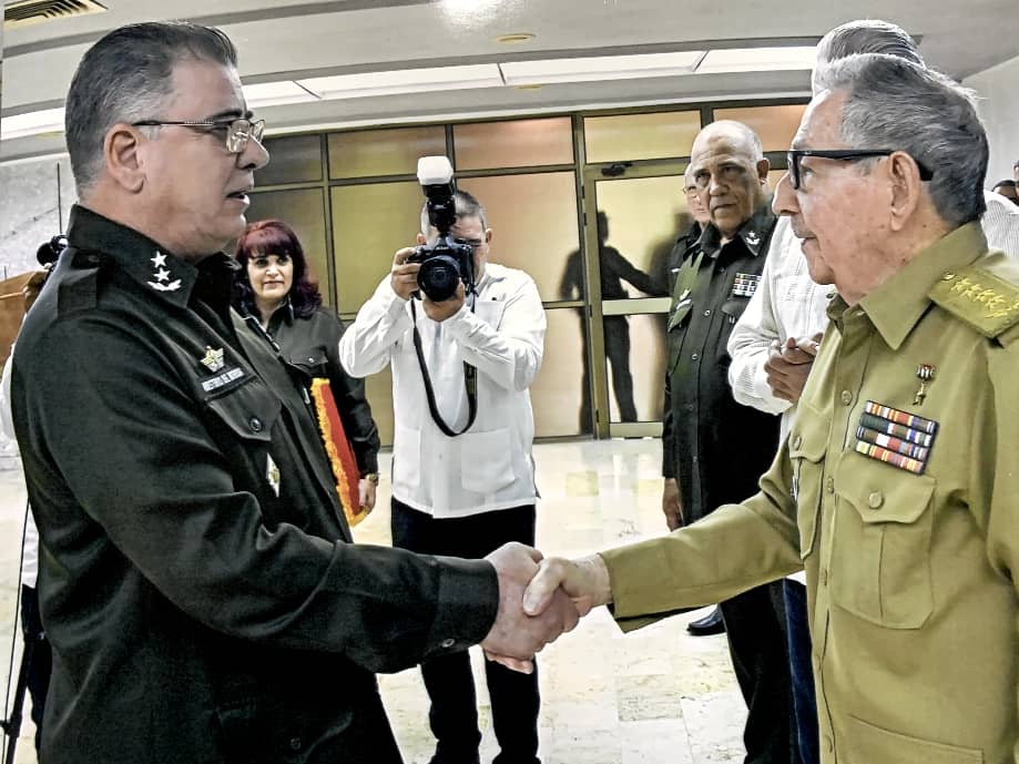 Preside el General de Ejército Raúl Castro Ruz acto de ascenso en el MININT, Lázaro Alberto Álvarez Casas ministro del Interior fue ascendido a General de Cuerpo de Ejército.
Las FAR lo felicita por tan alto estímulo.
#CoLaFuerzaDelPueblo