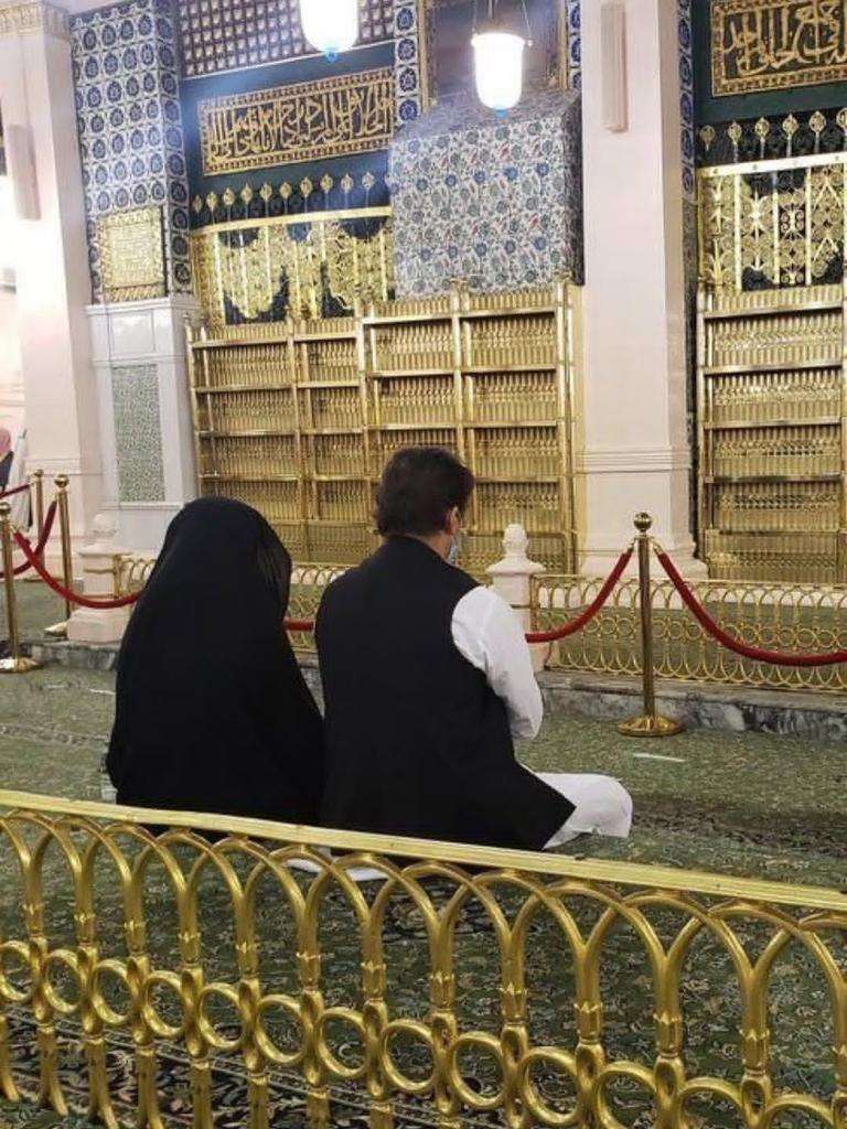 Siraj Khan (@ask4sirajkhan) on Twitter photo مجھے زیر کرنے کیلئےجو ناروا سلوک میری اہلیہ کے ساتھ روا رکھا گیا ہےوہ پاکستان کی تاریخ میں گراوٹ کی اپنی مثال ہے انتقام کے طور پر شیخ مجیب، ذوالفقار علی بھٹو اور نواز شریف کی بیگمات کو بھی کبھی جیل کی کال کوٹھڑی میں نہیں دھکیلا گیا
#مزاحمت_کی_کال_عوام_تیار
<a href="/TeamiPians/">Team Insafians 𝗣𝗼𝘄𝗲𝗿</a> مجھے زیر کرنے کیلئےجو ناروا سلوک میری اہلیہ کے ساتھ روا رکھا گیا ہےوہ پاکستان کی تاریخ میں گراوٹ کی اپنی مثال ہے انتقام کے طور پر شیخ مجیب، ذوالفقار علی بھٹو اور نواز شریف کی بیگمات کو بھی کبھی جیل کی کال کوٹھڑی میں نہیں دھکیلا گیا
#مزاحمت_کی_کال_عوام_تیار
<a href="/TeamiPians/">Team Insafians 𝗣𝗼𝘄𝗲𝗿</a>
