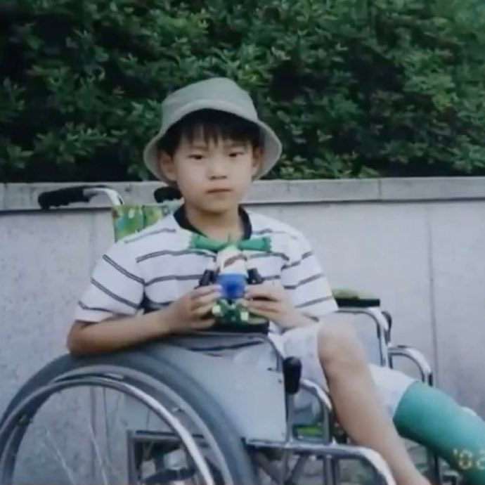 doppulupulu's tweet photo. kasian banget                              doyoung kecil:
waktu kecil kakinya                   santaaii  aja kak 🤪
kelindes mobil 🥺 https://t.co/ybKeSc6acU