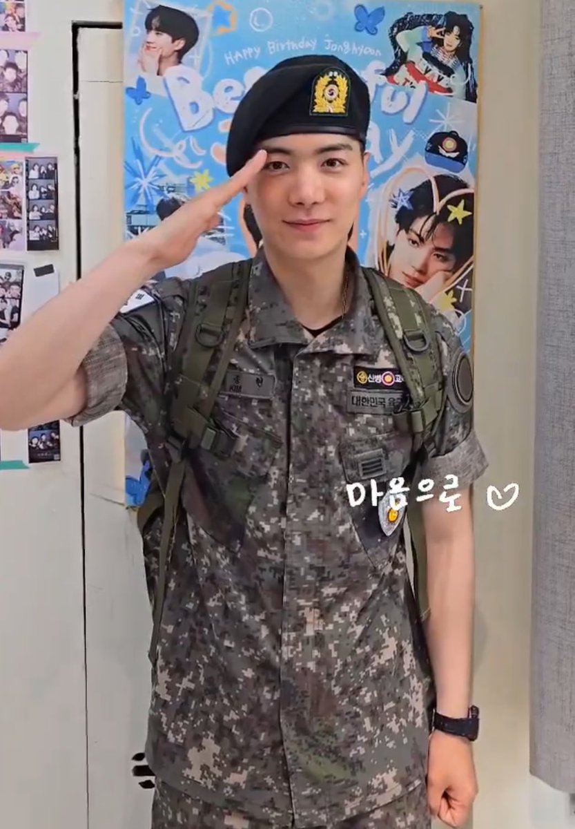 경례항때 오른손 칼각 왼손 주먹쥔것까지 너무 정석이라 
또 나를 힘들게 함..ㅜ😳🥹......