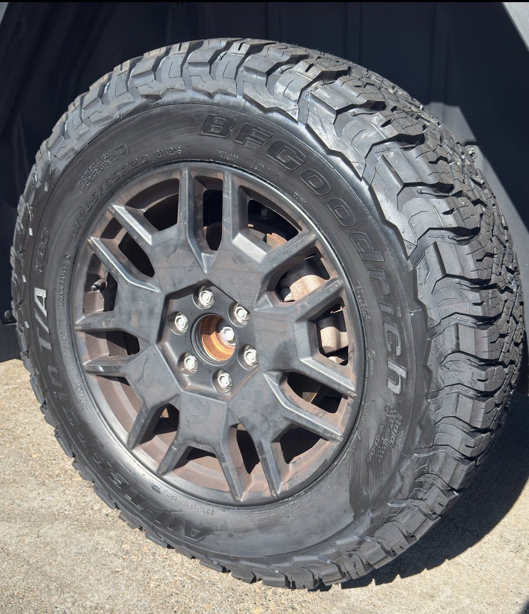 Quite the day for my <a href="/cybertruck/">Cybertruck</a>! New KO3 shoes &amp; OEM lightbar thanks to <a href="/TheRealDriiZZy/">Drake</a>