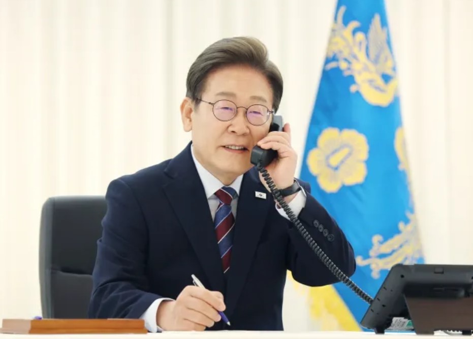 역대 대통령 취임 후 첫 미국 정상과 통화하는 데 걸린 시간
 
⏳ 전두환: 6시간
⏳ 노태우: 6시간
⏳ 김영삼: 6시간
⏳ 김대중: 6시간
⏳ 노무현: 6시간
⏳ 이명박: 6시간
⏳ 박근혜: 7시간
⏳ 문재인: 7시간
⚡ 윤석열: 5시간
🤔 이재명: 62시간

트럼프 형님과 통화 하긴 한거야? 안하고 통화했다고