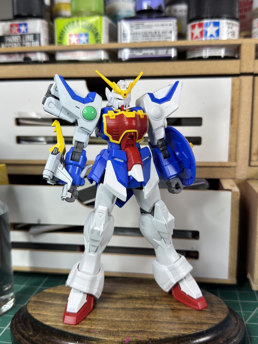 Fang arm painted. Always paint my wing kits with NAZCA steel white. I like the colder white for alt century suits and a warmer white for UC.